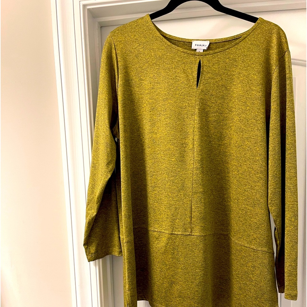 Beautiful in season color. Tunic length